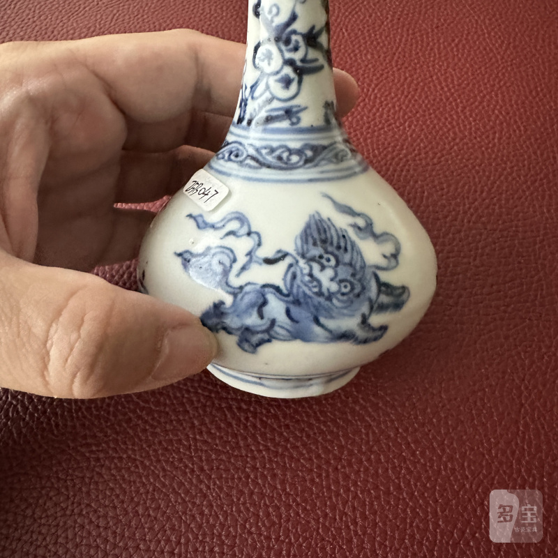 明正德 青花瑞狮纹长颈瓶 - 图11